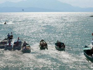 Balıkçı tekneleri mazot için yarıştı