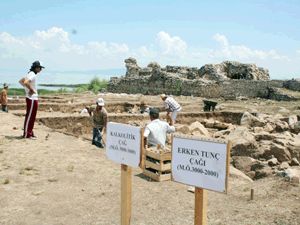 Yerleşim, tarih öncesinde başlamış