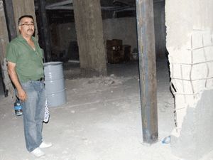 Kolonları patlayan bina boşaltıldı