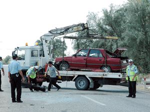 Tekeri patlayan araba devrildi, 4 kişi yaralandı