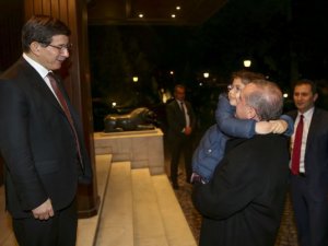 Erdoğan, Davutoğlu ve ailesini ziyaret etti