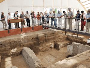 Uzmanlar Çatalhöyük kazı alanını gezdi