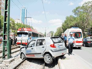 Otomobil tramvay hattına uçtu