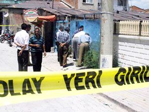 Babasını öldüren dayısını vurdu