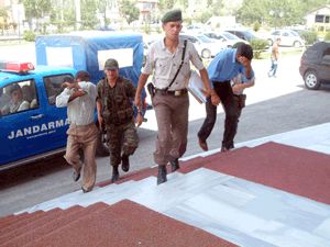 Trafodan tel çalarken suçüstü yakalandılar