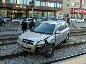 Otomobil tramvay yoluna daldı