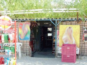 Marketten para ve sigara çaldılar