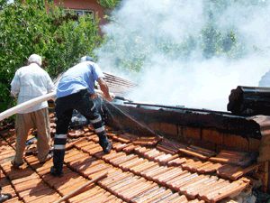 Odunlukta çıkan yangın korkuttu