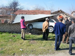 Direksiyon Hakimiyetini Kaybeden Sürücü Bahçeye Girdi