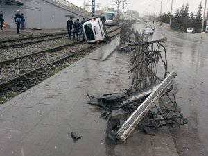 Hızını alamadı tramvay yoluna uçtu