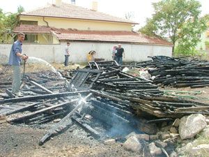 İstiflenmiş keresteler yandı