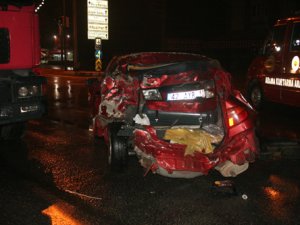 Tır, kırmızı ışıkta duran otomobile çarptı: 2 yaralı