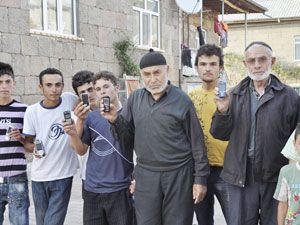 Telefon kullanamayan köylüler tepkili