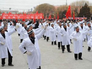 Çin'de imamlar zorla dans ettirildi