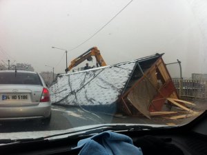 Vinçten kaydı, trafiği kapattı!