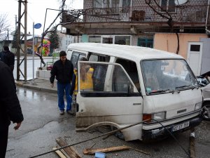 Kamyonet Önce Direğe Sonra Otomobile Çarptı