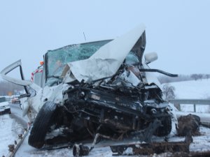 Buzlanan Yolda Otomobil İle Kamyon Çarpıştı: 2 Yaralı