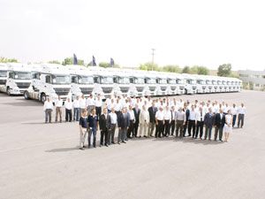 Mercedes, tek seferde 100 çekici kamyon satarak ilki gerçekleştirdi