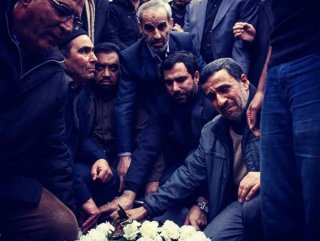 Ahmedinejad annesinin cenazesinde mezara yattı