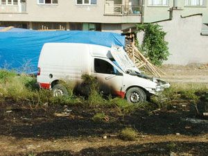 Tamiri için parka çekilen kamyonet yandı