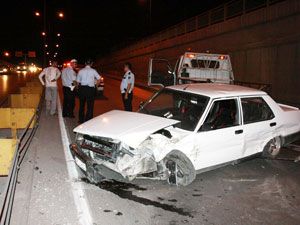 Kaza yapan sürücü aracını bırakıp kaçtı