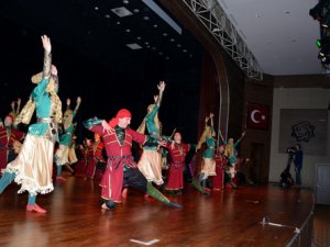 Türk halk dansları gösterisi beğeni topladı