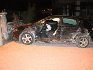 Otomobil İle Hafif Ticari Araç Çarpıştı: 1 Ölü, 3 Yaralı