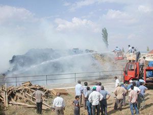 Ladik’te 200 ton saman balyası yandı