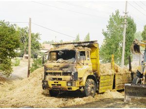 Saman balyası yüklü kamyon yandı