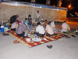 Başkan Uğurlu, iftarını Kent Meydanı'nda açtı