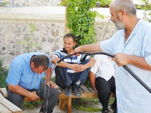 Sıcaktan bunalınca hortumla serinliyorlar