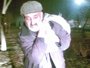 Sırtında çuvalla esrar taşırken yakalandı