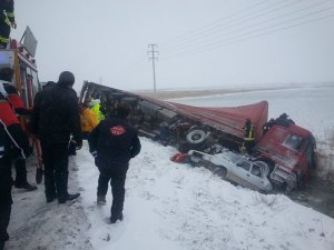 TIR ve otomobil su kanalına uçtu