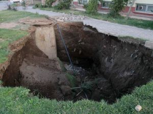 Hastane bahçesinde korkutan çukur