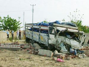 Kamyon Bahçeye Gi̇rdi̇: 2 Yaralı