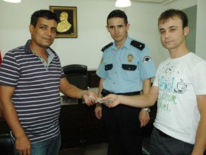 Öğrenciler bulduğu parayı karakola teslim etti
