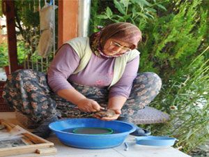 Kazıda çalışan köylü kadınlar arkeolog gibi