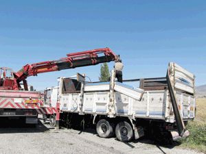 Kamyon kanala uçtu: 4 yaralı