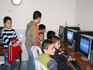 İmamdan çocuklara camide internet hizmeti