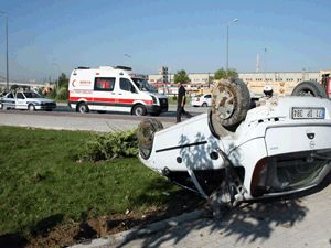 Takla atan araçtaki 3 kişi yaralandı