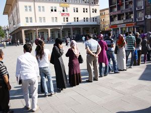 Öğrencilerin Ramazan’da kuyruk çilesi