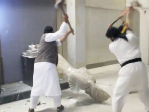 IŞİD Musul'daki bir müzede heykelleri yıktı