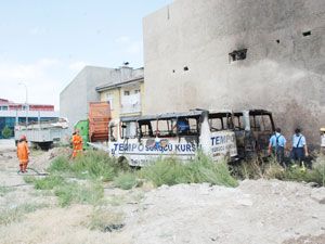 Kullanılmayan iki otobüs ot yangınında kül oldu