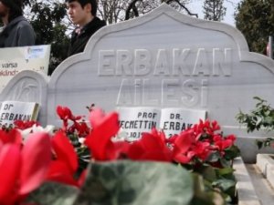 Erbakan kabri başında anıldı