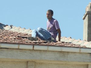 Eşinden boşanmamak için intihara kalkıştı