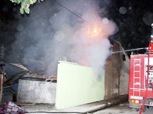 Kömürlükteki yangın otomobili ve evi kül etti