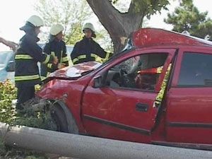 Hayat kurtarmaya çalışan sağlıkçının üzerine direk devrildi