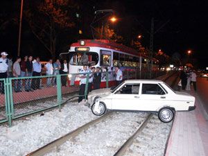 Otomobil tramvay yoluna girdi, iki kişi yaralandı