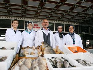 Balık haline kadın eli değdi