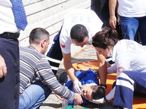 Öğretmen öğrencisi ile annesine çarptı